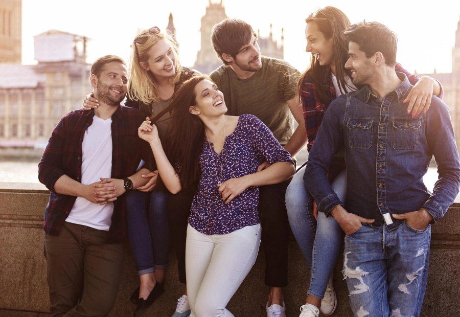 groupe d'amis souriant