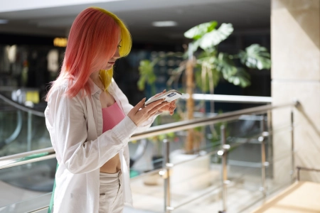 Une femme pianote un texte sur son téléphone