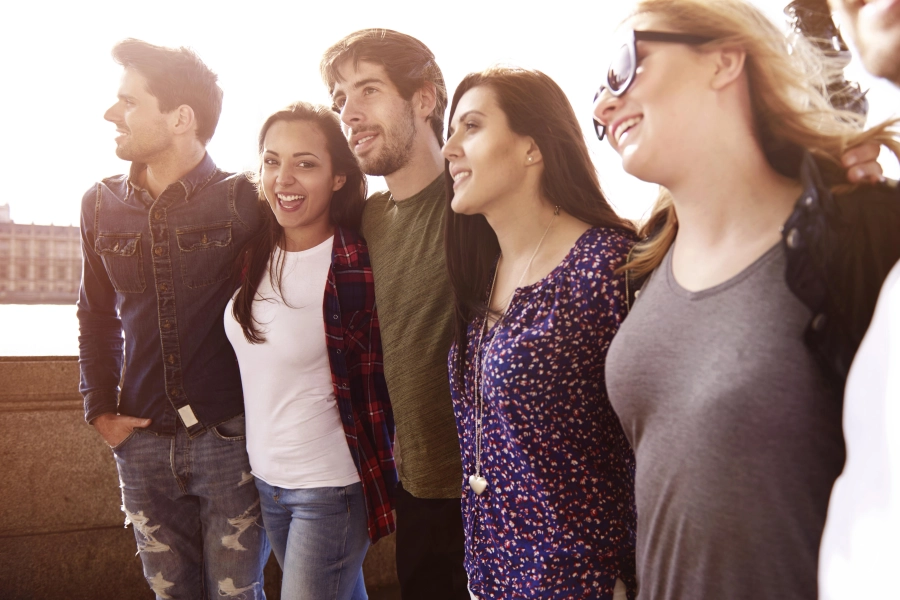 GROUPE DE JEUNeS SOURIANTS
