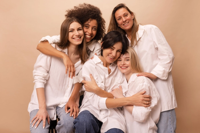 groupe de 5 femmes qui posent en souriant