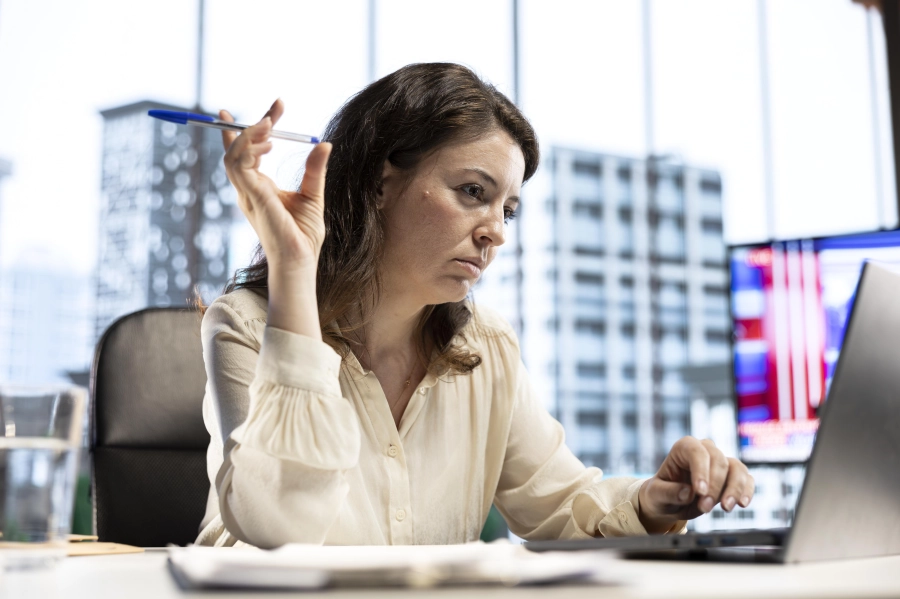 FEMME HÉSITANTE DEVANT SON ORIDNATAUR