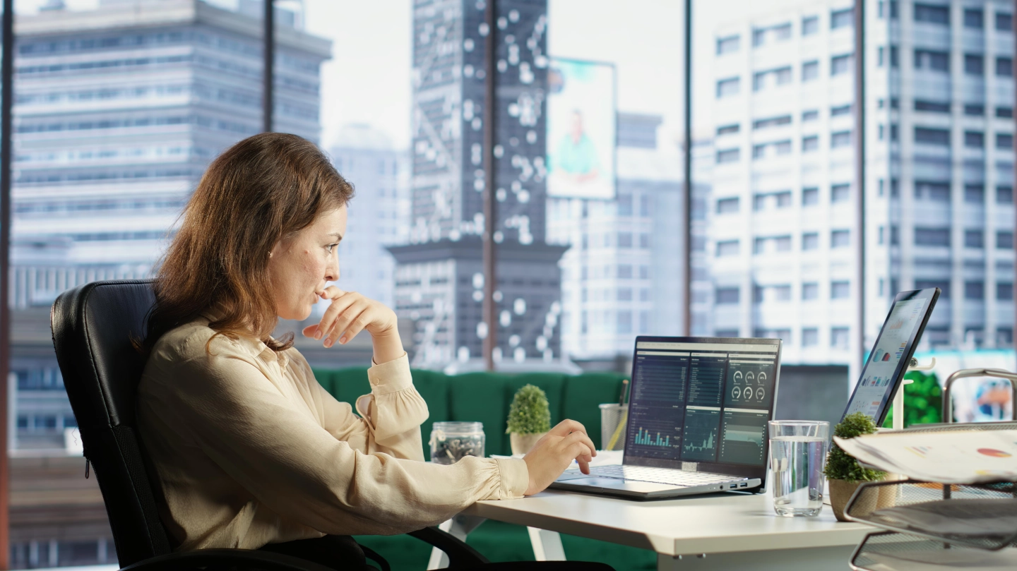 femme dans un building devant son écran