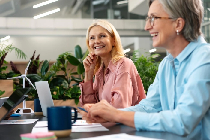 2 FEMMES SEREINES AU BUREAU