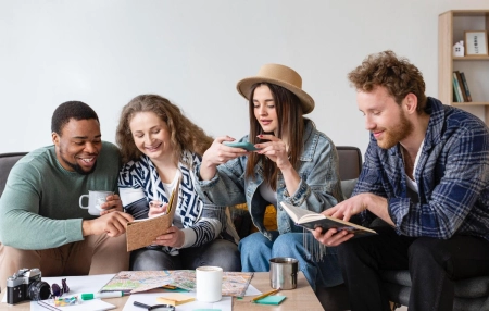 Les gens qui planifient un voyage plan moyen