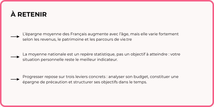 TIRELIRE SUR UNE TABLE EN BOIS AVEC CUBES DE COULEUR