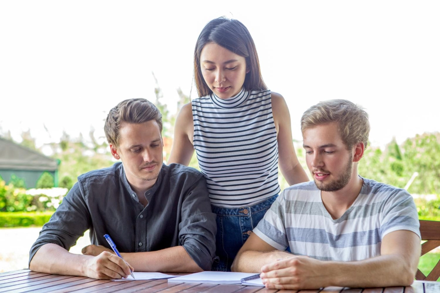 Épargnants échangeant sur leurs objectifs financiers