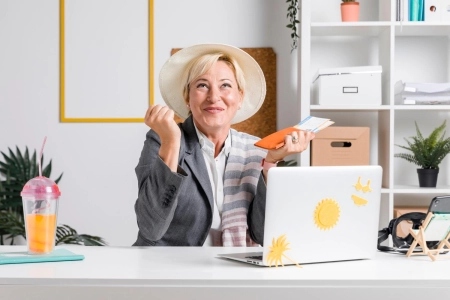 Femme préparant sa retraite grâce à une stratégie d'épargne pour financer ses futurs projets de voyage.
