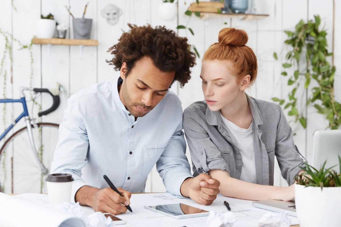 Un jeune couple examine son budget familial