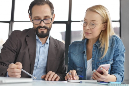 un couple étudie ses finances et son budget